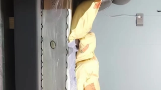 三个年轻人在群交场景中探索失恋