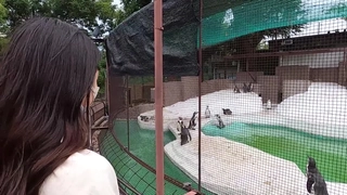 在这个令人毛骨悚然的视频中,看着一个坏女孩被惩罚
