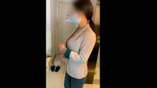 性感小骚逼露脸午休期间宾馆约会小哥哥，性感的内裤让小哥欲罢不能，衣服都没脱就干上了直接射在套子里