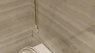 梦梦很骚，今夜32岁人妻，很有味道，D罩杯大馒头，掰开黑森林小穴粉嫩，娇躯乱扭被弟弟伺候舒服惨了