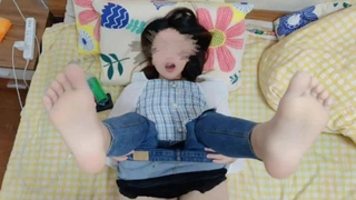 小个子少女第一次和警察和她的朋友在一起