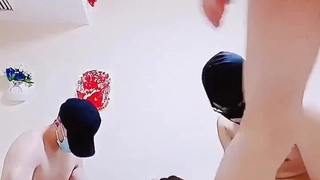 现在的小年轻小日子过的肉肉欲欲，几个男女脱光光聚在一起你捏我逼我舔你鸡巴缠绕爱抚淫乱浪叫水印