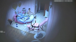 飢渴女孩自慰被抓到又被她足球教練操