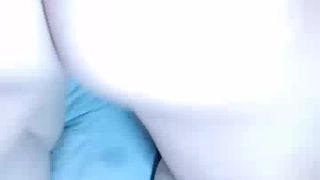 苗条妹子与炮友相约玩车震，一点都不怕被人撞见~