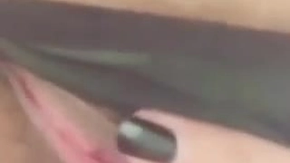 Dani Blu和Melanie Hicks在家庭抚摸视频中主演瘦小的少女继女学习性爱