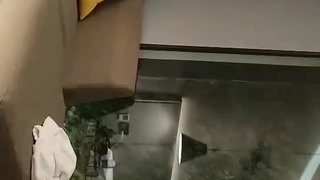 女儿们的小胸部和业余技能在淘气的视频中展示