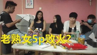 雪梨小可爱，颜值女神躺在床上让小哥玩弄，吃奶抠逼小嘴就是最好的润滑剂，无套插入骚穴，精液全身嘴和脸上