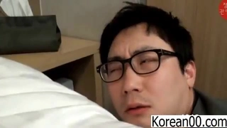 小个子棕发学生在沙发上被操
