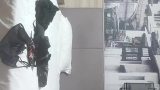 青少年女同性恋在这个热辣的视频中享受亲吻和玩弄