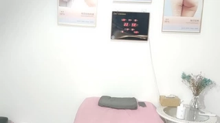 卡哇伊嫩嫩小妹妹！独自一人自慰秀！一脸呆萌，假屌抽插小穴，翘起圆润屁股，手指扣穴