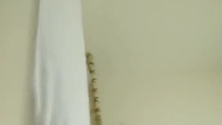 在我等老公下班回家的时候我的邻居操了我的屁眼