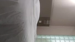 业余宝贝享受混乱的口交并接受面部射精
