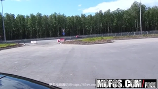 昆山街头跟踪母女两摸完马上跑