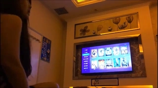 房间里的4P大哥自己玩双飞，两个年纪不大的骚女一起舔鸡巴