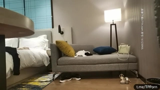 穿着校服的性感色情明星在户外自慰