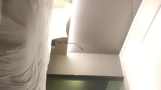 滨州网小骚货边聊天边和单男调情，按捺不住的单男翻身把小骚货压住
