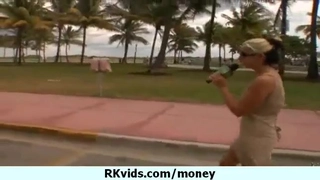 18岁的金发女郎与她的第一次三人行,包括大胸部和群交